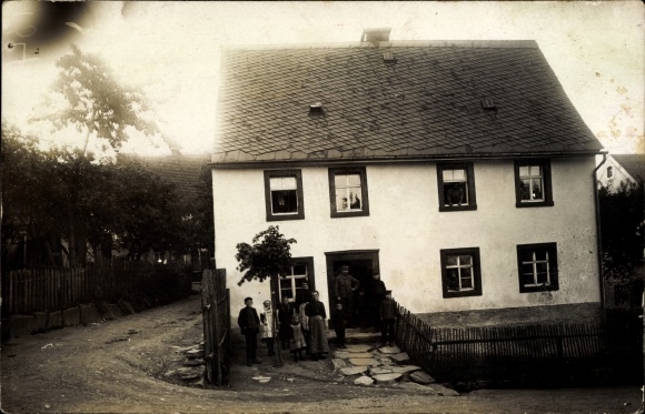 Photo Postcard Steinpleis Werdau in Saxony, family in front of a residential building