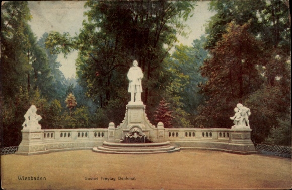 Ak Wiesbaden in Hessen,  Gustav Freytag Denkmal, Statue, umgeben von Skulpturen