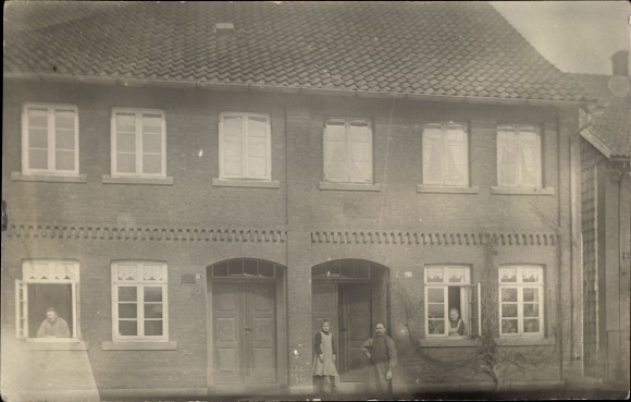 Photo Postcard Obernkirchen in Schaumburg, residential building, residents