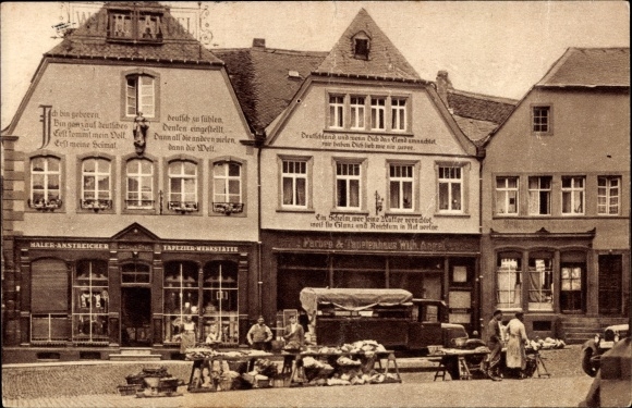 Postcard Sankt Wendel Saarland, houses with confessional sayings on the cathedral square, market stalls