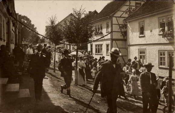 Photo Postcard Finsterbergen Friedrichroda in the Thuringian Forest, traditional costume festival, parade