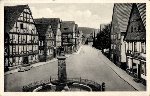 Ak Hofgeismar in Hessen, Historische Fachwerkhäuser, Brunnen, ruhige Straße, ländliche Umgebung