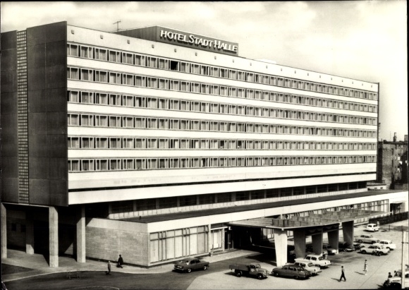 Postcard Halle an der Saale, Interhotel Stadt Halle, cars