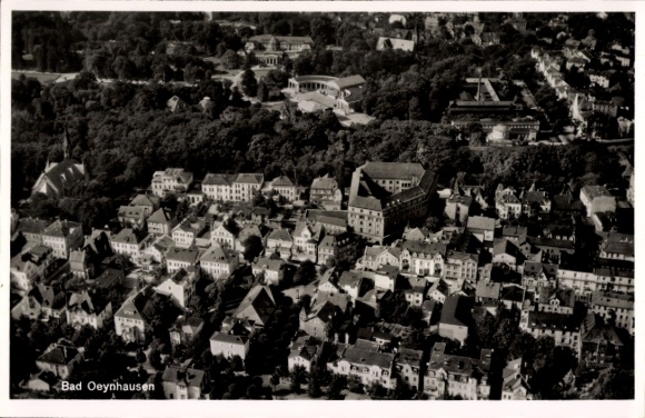 Ak Bad Oeynhausen in Westfalen, Luftaufnahme von  Stadtansicht, Straßen und Häuser