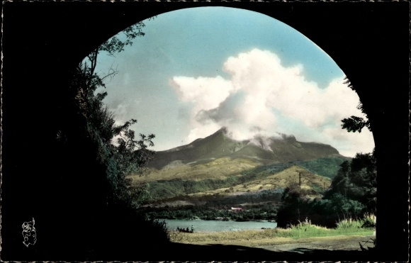 Postcard Saint Pierre Martinique, Mount Pelee seen through the Tunnel du Corbet