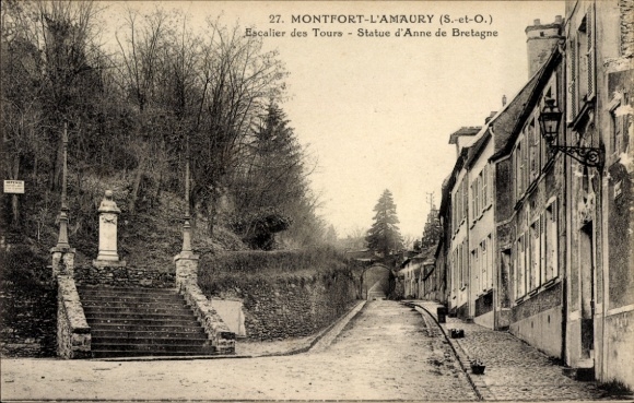 PC Montfort l'Amaury Yvelines, Stairs of Tours, statue of Anne of Brittany