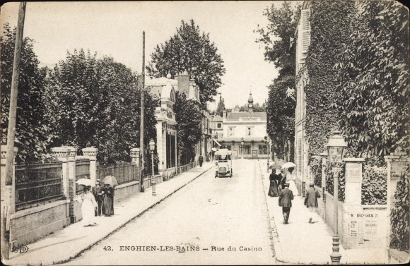 KP Enghien Les Bains Val d'Oise, Rue du Casino, ulica, samochód, panie z parasolami