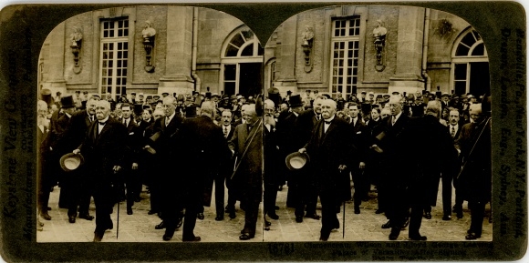 Stereo photograph Leaving the Palace of Versailles, Clemenceau, Wilson, Lloyd George