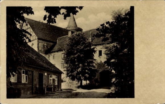 Postcard Burg Stargard in Mecklenburg, castle, entrance, tower