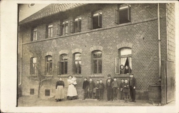 Photo Postcard Wolsdorf in Lower Saxony, residential building, residents