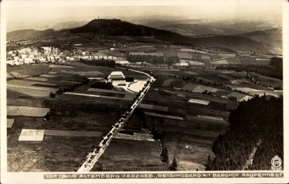 Ak Altenberg im Osterzgebirge, Geisingberg mit Berghof Raupennest, Fliegeraufnahme