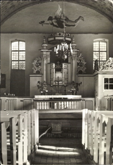 Ak Kloster Insel Hiddensee in der Ostsee, Innenansicht der Inselkirche, Altar, Statue eines Engel