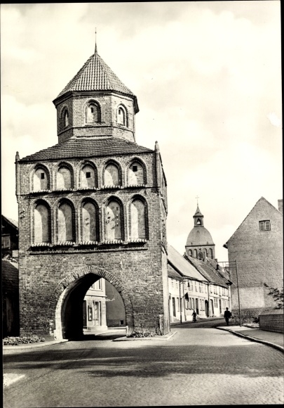 Ak Ribnitz Damgarten in Mecklenburg-Vorpommern, Rostock Gate, stadskerk