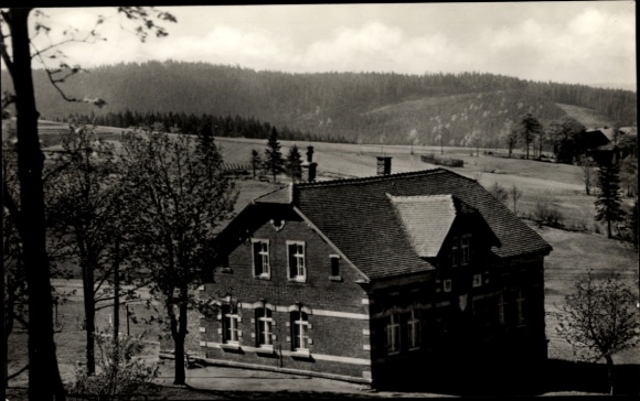 Ak Schöneck im Vogtland, Historisches Gebäude, Jugendherberge, ländliche Landschaft, Bäume