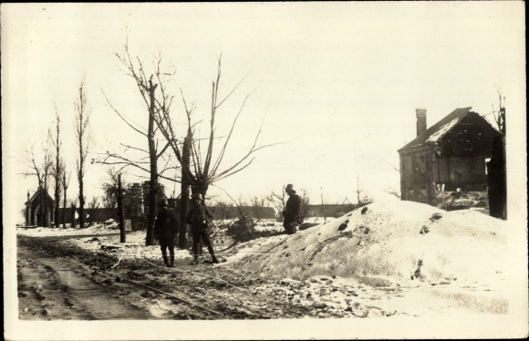 Ak Straße, zerstörtes Gebäude, Soldaten, Schnee