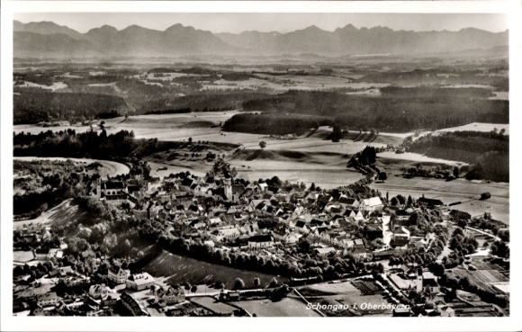 Ak Schongau am Lech Opper-Beieren, luchtfoto van bergen op de achtergrond, zwart-witfotografie