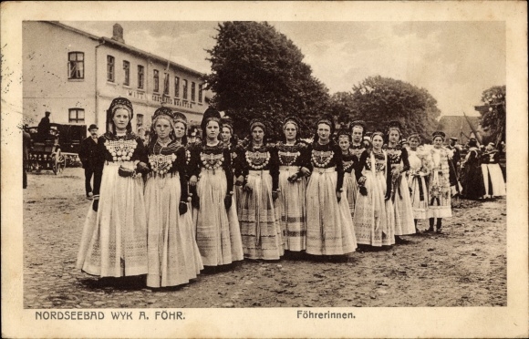 Ak Wyk auf Föhr Nordfriesland, Föhrerinnen in Tracht