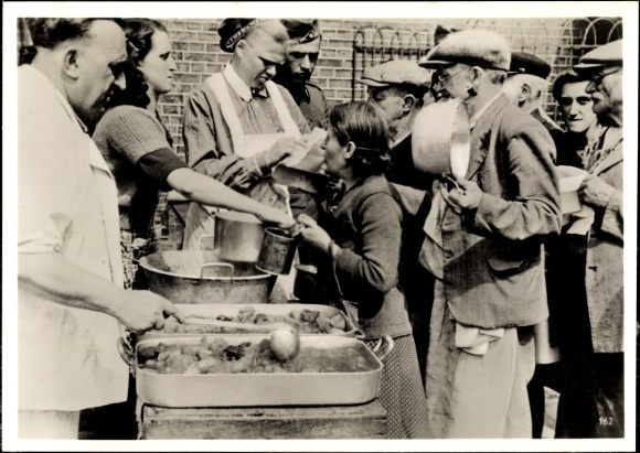Photo NSD sisters distribute food to the needy population, July 1940