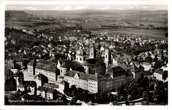 Ak Weingarten in Württemberg, Luftaufnahme von Weingarten, Gebäudeansicht, Landschaft, historisch