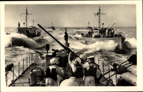 Postcard German warships, Räumboote, Kriegsmarine, sailors at the rear gun