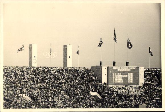 Foto Ak Olympische Spiele Berlin 1936, Olympiastadion, Ergebnistafel, Flaggen, Zuschauertribüne