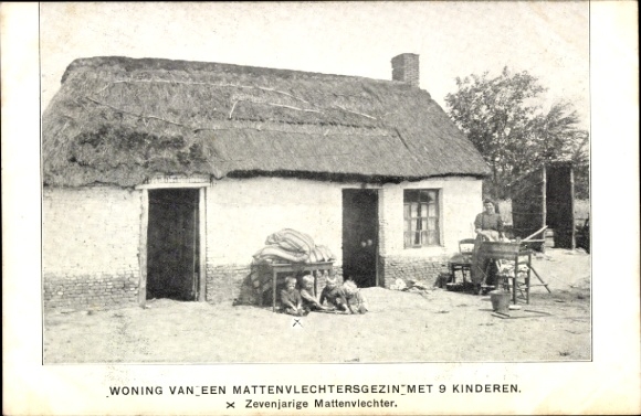 Ak Weberin mit ihren Kindern am Haus