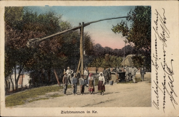 Ak Ziehbrunnen in Krogulec Ukraine, deutsche Soldaten am Kriegsschauplatz 1. WK, Dorfbevölkerung