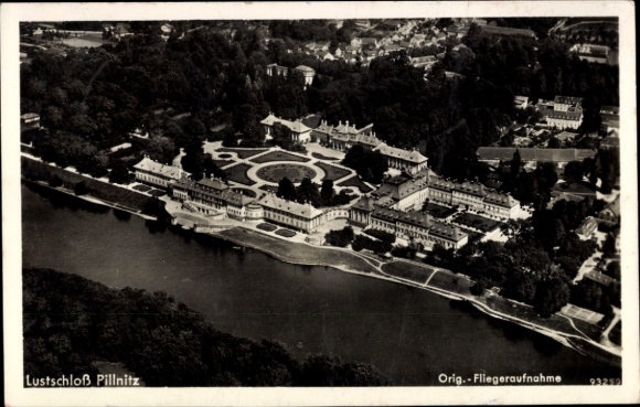 Ak Dresden Pillnitz, luchtfoto van de tuinen van het lustslot, uitzicht op de rivier