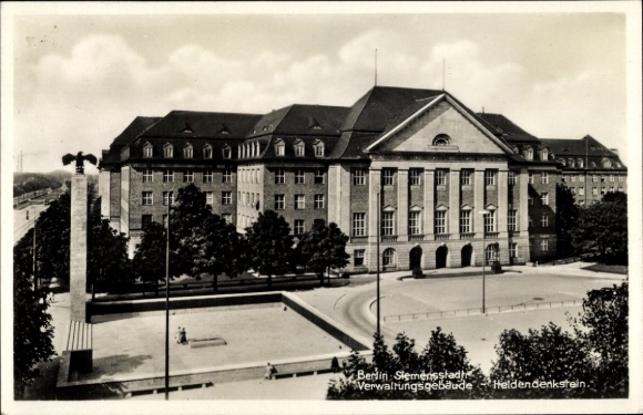 Postcard Berlin Spandau Siemensstadt, administration building, hero memorial stone