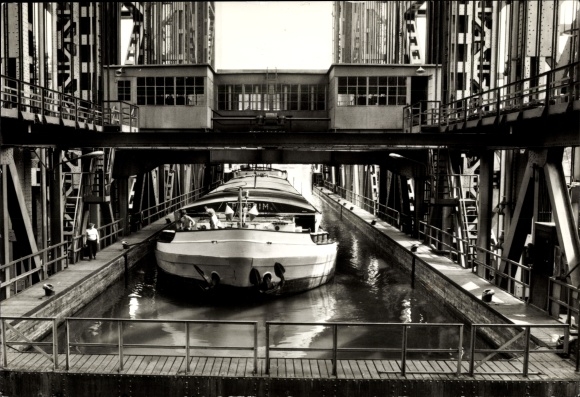 Ak Niederfinow-district van Barnim, binnenvaartschip Pelgrim in de scheepslift