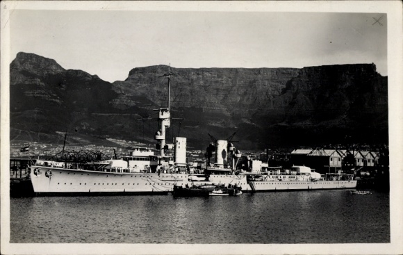 Foto Ak Deutsches Kriegsschiff, Leichter Kreuzer Karlsruhe, Reichsmarine, Kapstadt 1930, Tafelberg