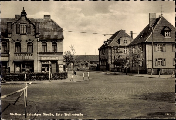 Ak Wolfen in Saksen-Anhalt, Leipziger Straße, hoek van Stalinstraße, gebouw, rustige straat