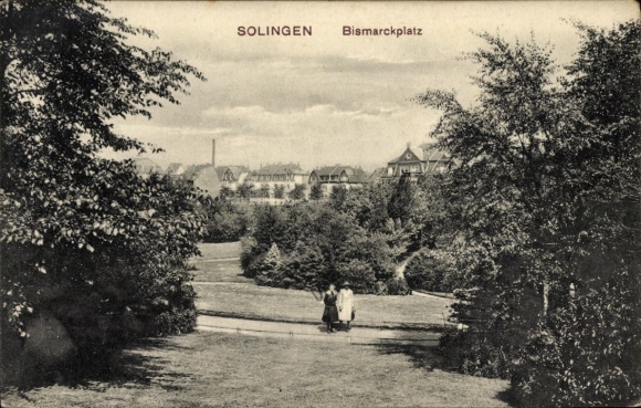 Ak Solingen im Bergischen Land, Bismarckplatz in  Parklandschaft, Bäume, Menschen auf einem Weg
