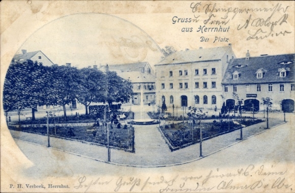 Ak Herrnhut in der Oberlausitz Sachsen, Blick auf den Platz, Gebäude im Hintergrund, Gründerzeits