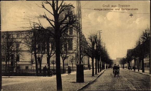 Ak Trebbin in de wijk Teltow Fläming, oorlogsmonument en Berlinerstrasse