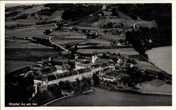 Ak Au am Inn Gars am Inn Oberbayern, Luftaufnahme des Klosters, ländliche Umgebung, Schwarz-Weiß-
