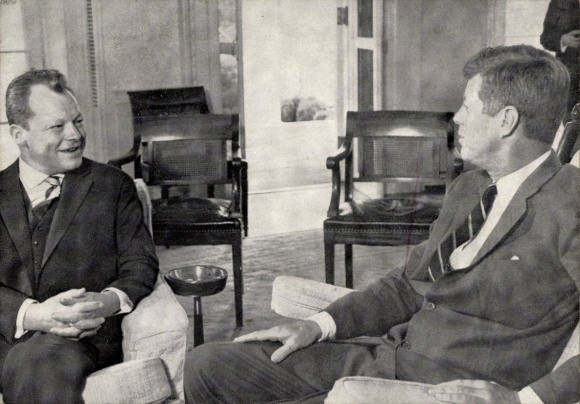Wyobraź sobie Johna F. Kennedy’ego, 35. prezydenta Stanów Zjednoczonych, Willy’ego Brandta podczas wizyty w Niemczech w 1963 roku