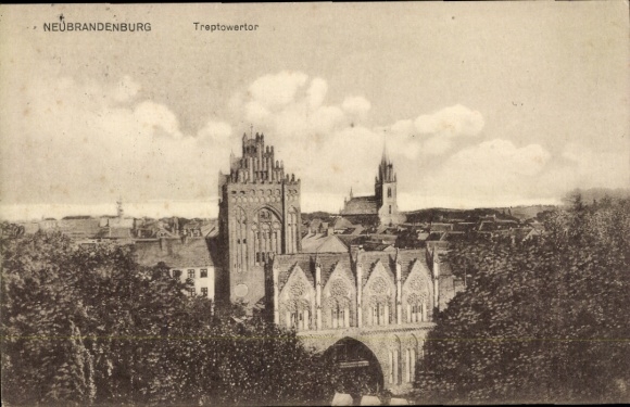 Ak Neubrandenburg in Mecklenburg, Treptowertor,  Architektur, Nebel, Himmel mit Wolken