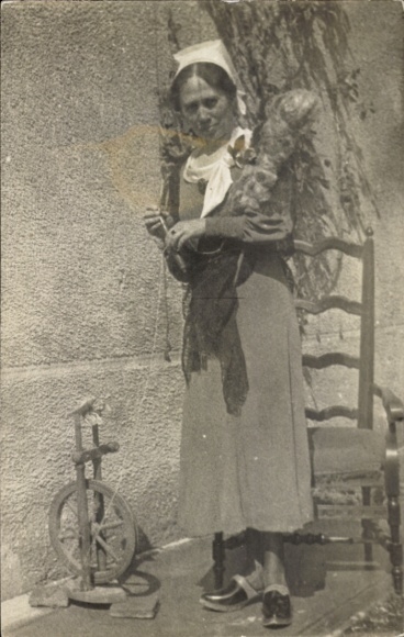 Foto Ak Frau in Tracht beim Spinnen, Spinnrad