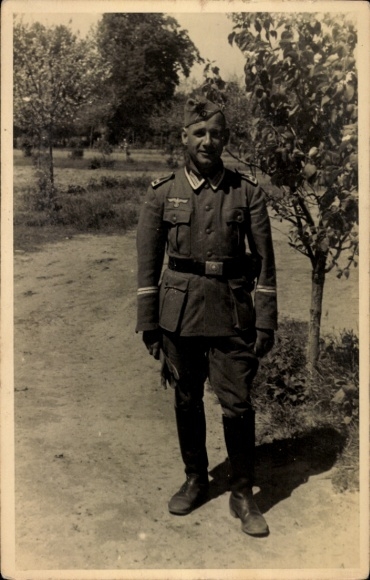 Photo Postcard Lieutenant of the German Wehrmacht with sleeve stripes