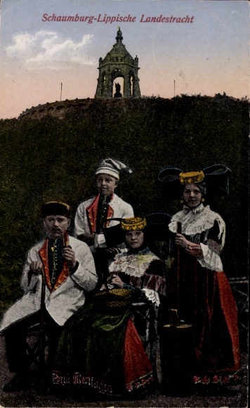 Postcard Schaumburg Rinteln in Lower Saxony, family in national costume