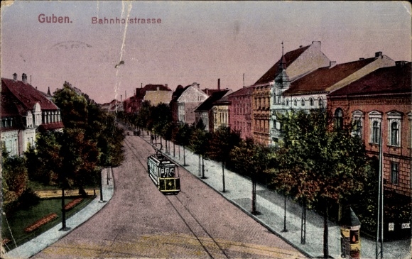 Ak Guben in Neder-Lausitz, Bahnstraße, tram, huizenrijen, bomen