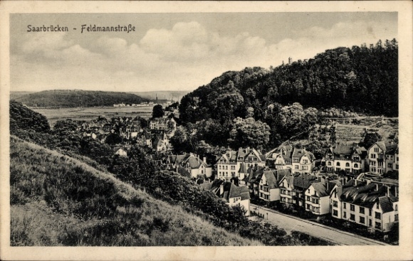 Postcard Saarbrücken in Saarland, Feldmannstraße, view of houses, forest in the background