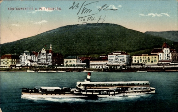 Ak Königswinter am Rhein, Petersberg, Blick auf eine Uferlandschaft mit Dampfer, Gebäude im Hinte