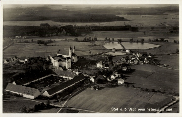 Ak Rot an der Rot in Württemberg, Luftaufnahme von Rot, Schloss, Felder, Gewässer