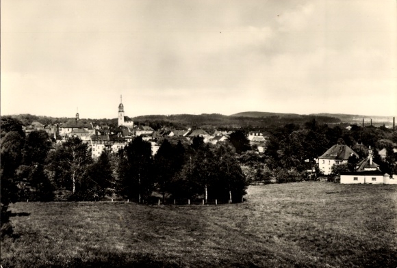 Ak Bischofswerda in Sachsen, Blick auf die Stadt, Landschaft mit Bäumen, Gebäude, Kirchturm, Foto