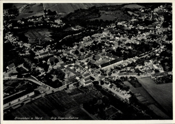 Ak Ermsleben Falkenstein Harz, luchtfoto van Ermsleben, gebouwen, landschap, zwart-wit