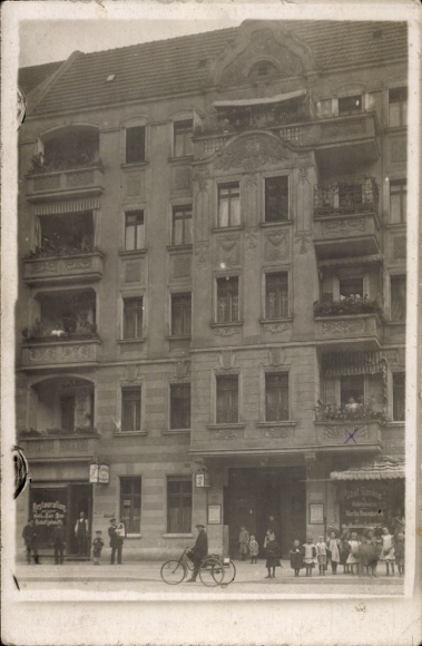 Foto Ak Berlin Prenzlauer Berg, Haus Gleimstraße 26, Geschäfte, Anwohner, Fam. Ehlert, Kindergruppe