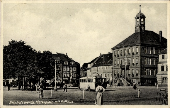 Ak Bischofswerda in Sachsen,  Marktplatz, Rathaus, Straßenbahn, Menschen