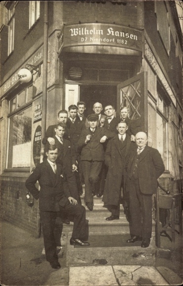 Foto Ak Hamburg Eimsbüttel Niendorf, Gastwirtschaft Wilhelm Hansen, Männergruppe vor dem Eingang